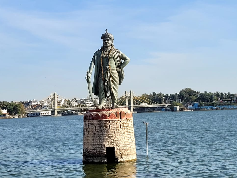 Indore to Bhopal taxi service